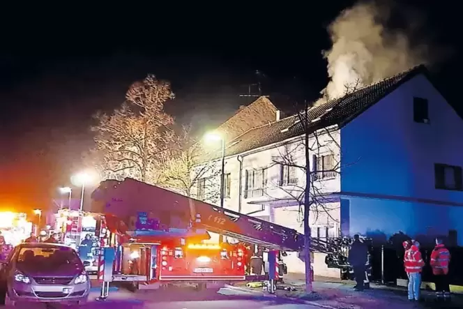 Einsatz am Abend: Aus einem Appartement im ersten Stock greift das Feuer auf den Dachstuhl über.
