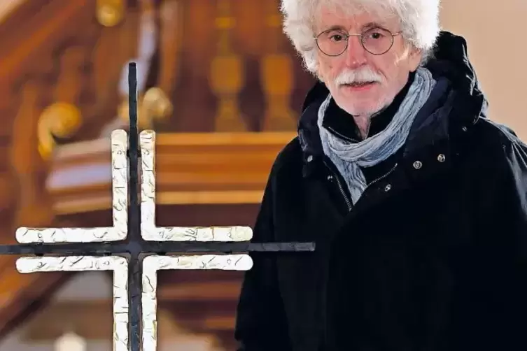 Der Frankenthaler Kunstschmied Dankmar Fuhrbach wird das Kreuz morgen im Gottesdienst an den Altar der evangelischen Kirche trag