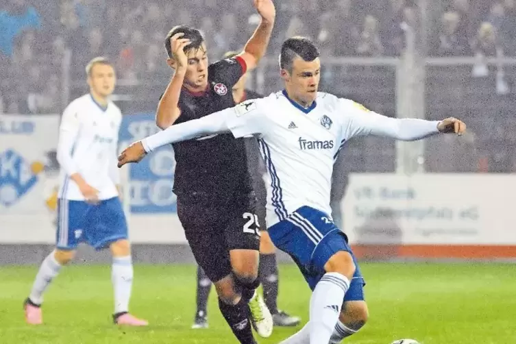 Saison 2018/19: FKP-Stürmer Christopher Ludy behauptet im Pokalspiel gegen die FCK-Profis den Ball vor Carlo Sickinger.