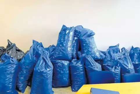 Diese knallblauen Müllsäcke sind bares Geld wert – das wiederum im weltweiten Kampf gegen Kinderlähmung gut eingesetzt ist.