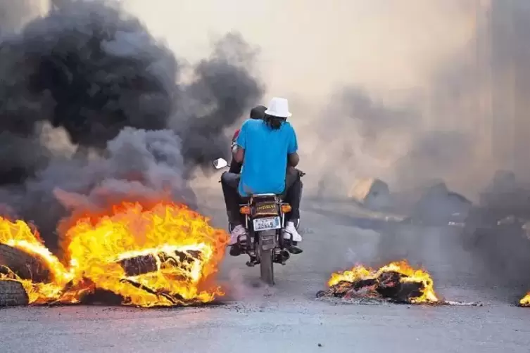 Demonstraten setzen am Freitag in Port-au-Price, der Hauptstadt Haitis, Reifen in Brand. Sie protestieren gegen den Präsidenten 