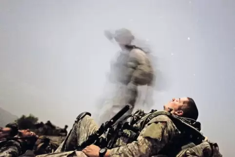 Ein US-Soldat gönnt sich im August 2009 eine Pause während eines Einsatzes in Afghanistan.