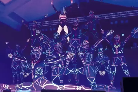 Die Glühwürmchen könnte man sich mühelos bei der RTL-Show „Let’s Dance“ vorstellen.