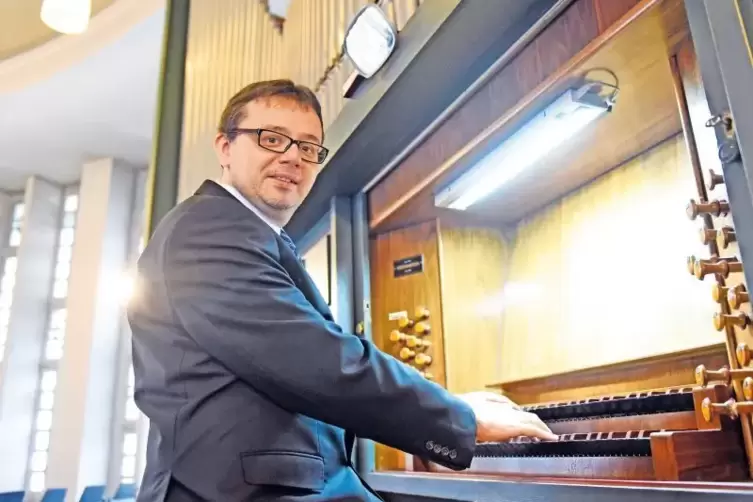 An der Orgel ist Kirchenmusiker Tobias Martin in seinem Element.