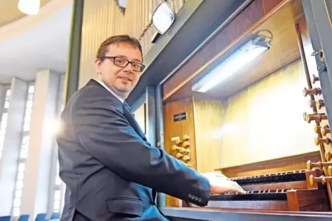 An der Orgel ist Kirchenmusiker Tobias Martin in seinem Element.