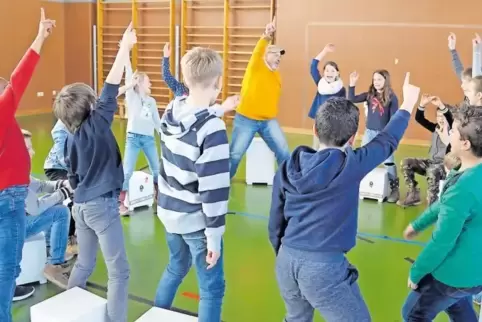 Trommeln begeistert – die Schüler der Pestalozzischule sind voll dabei.