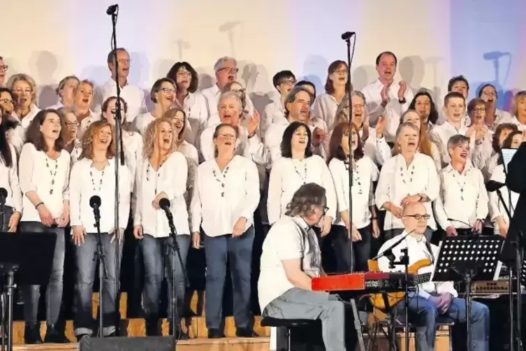 Leben die Musik: die 45 Chormitglieder von Spirit of Sound beim Konzert im Bürgerhaus in Schwegenheim.