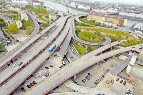 Die Hochstraße Nord: Die Straße soll in vier Jahren abgerissen und durch eine Stadtstraße ersetzt werden. Bauzeit: acht Jahre. T