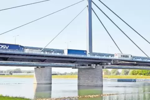 Muss täglich rund 80.000 Fahrzeuge verkraften: die 1966 eingeweihte Rheinbrücke bei Wörth. Ausgelegt ist die Brücke eigentlich n