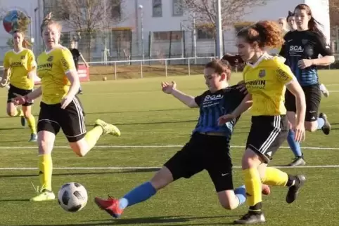 1:0: Jonna Brengel (blaues Trikot) trifft für den FC Speyer 09.  Foto: Lenz