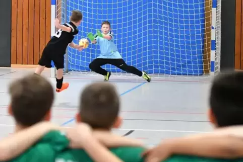 Da hilft alles Bibbern nichts: Im Sechsmeterschießen des Finales zwischen dem FC Rodalben (schwarz) und den VB Zweibrücken I tri