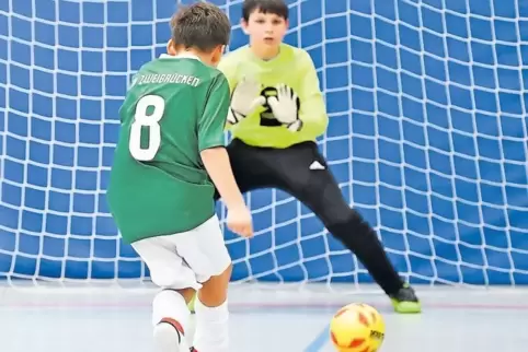 Entscheidung im Sechsmeterschießen: VB-Spieler Ben Feiertag scheitert an Rodalbens Torhüter Adrian Hase.