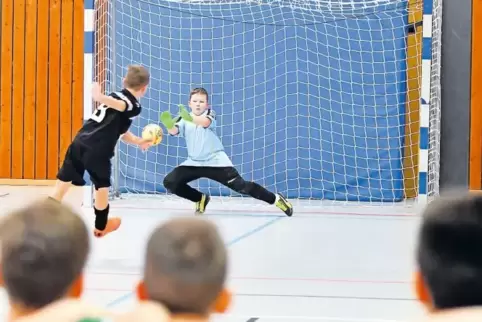 Da hilft alles bibbern nichts: Im Sechsmeterschießen des Finales zwischen dem FC Rodalben (schwarz) und den VB Zweibrücken I tri