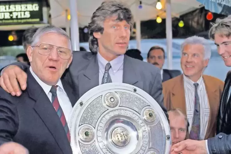Legendär – Gerry Ehrmann mit der Meisterschale 1991. Links Willi Hölz, der 2010 gestorbene Torhüter der FCK-Meistermannschaft vo