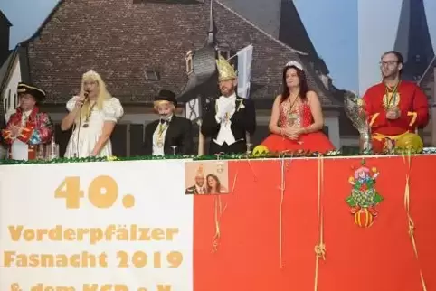 Das Prinzenpaar Silke I. und Ingo I. (Zweite und Dritter von rechts) ist am Dienstag im Bundeskanzleramt zu Gast. Foto: Linzmeie