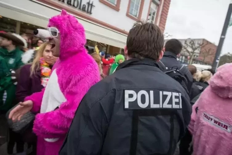 Sind die Narren losgelassen, wie hier in der Mainzer Innenstadt, ist die Polizei nicht weit. Foto: dpa 