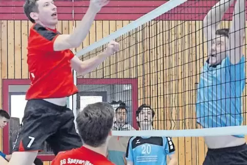 SG-Spieler Sebastian Kuczaty versucht, den Ball am Feldkirchener Block vorbeizuspielen, Marius Flörchinger (11) sichert ab.