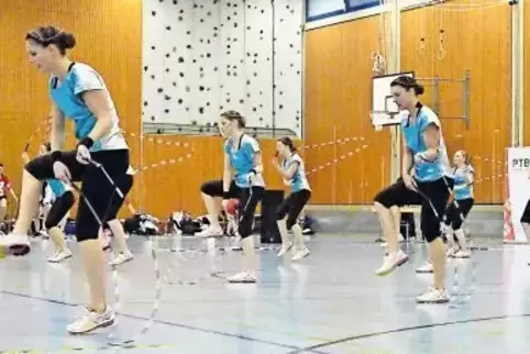 Die Sportlerinnen der TSG Neustadt bei einer Showeinlage in der Böbig-Sporthalle.