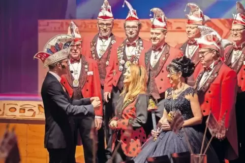 Farbenfrohes Bühnenbild: Vor dem Elferrat posieren ( vorne v.l.n.r.) Prinz Volker I., SWR-Moderatorin und Jury-Mitglied Patricia