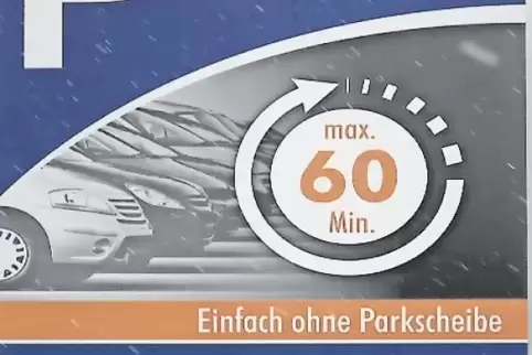 Parkscheibe bleibt im Handschuhfach: Bei Aldi in der Königstraße messen Bodensensoren die Parkdauer.