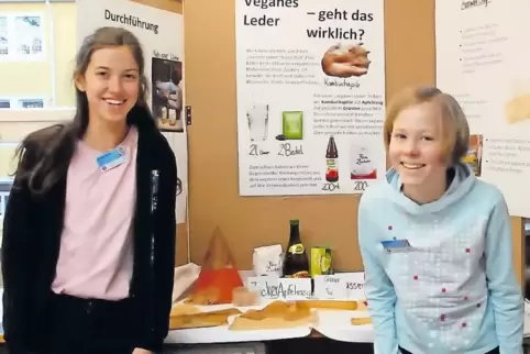 Holten den ersten Preis im Fachbereich Biologie: Jana Werner und Carmina Zureikat.