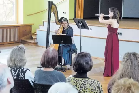 Ausdrucksstarkes Duo: Nora-Elisa Kahl (Harfe) und Lisa Oefler.