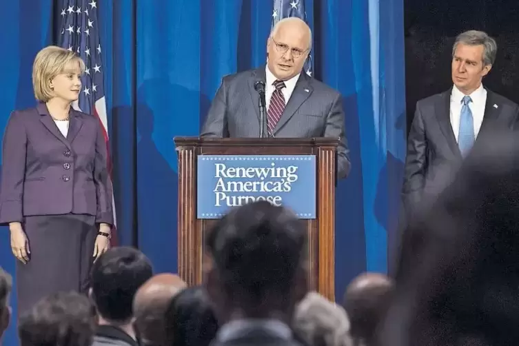 Der eigentliche Orchestrator der US-Politik der Jahre 2001 bis 2009: Christian Bale als US-Vizepräsident Dick Cheney (Mitte) mit