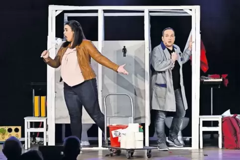 Singen auf dem Klo: Szene mit Julia Eckes und Tobias Schuster.