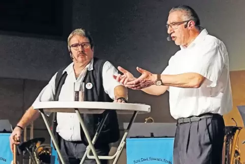Hans Herzog (li.) und Harry Raith stellten auf Einladung des Wämmes-Club mit Erfolg ihr neues Programm „Ohr Dööfre“ vor.