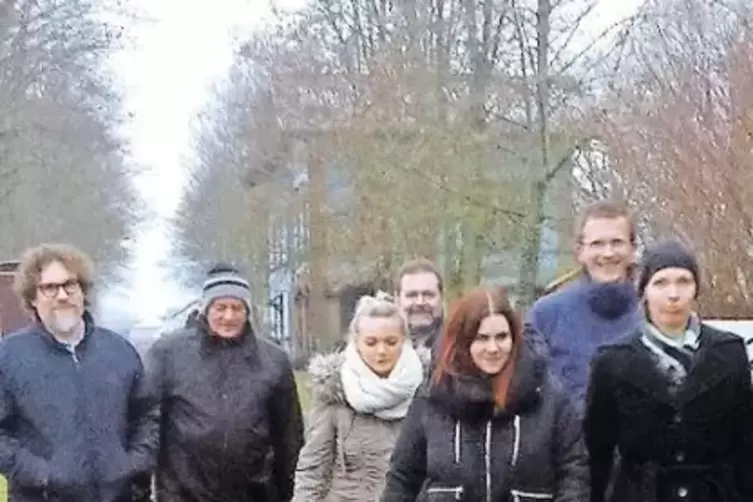 Albisheimer Bahnanlieger beim Begehen des Gleises, das direkt an ihren Grundst&uuml;cksgrenzen entlangf&uuml;hrt.