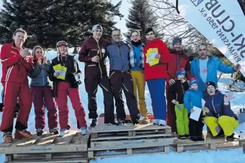 Die drei besten Mannschaften beim Schneesportcup auf dem Schnepfenried: von links Klaus Ebelshäuser, Isabell Berthold und Michae