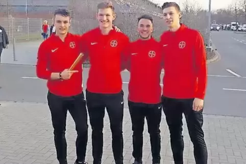 Neu bei Bayer Leverkusen und dort mit der 4x200-Meter-Staffel erfolgreich: Jonas Klein (2. von rechts) aus dem südwestpfälzische