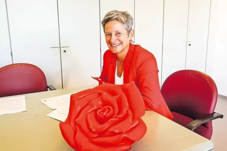 Mitgebracht in ihr neues Arbeitszimmer hat Bürgermeisterin Beate Kimmel eine Kunststoffrose des Künstlers Ottmar Hörl, die nun s