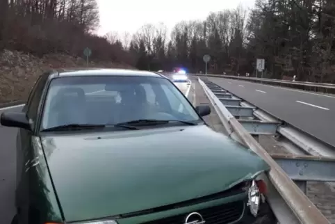 Die B 270 musste für eine Stunde gesperrt werden. Foto: Polizei 
