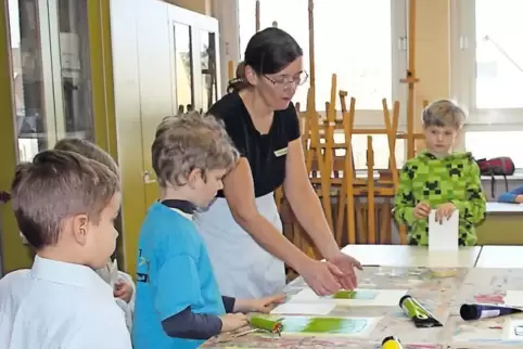 Michaela Jäkel zeigt, wie man ohne Druckerpresse druckt.