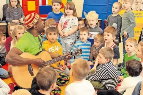 Reißt die jungen Zuhörer mit: Musiker Dédé Mazietele Vavi hat ein Programm mit Musik, Tanz und Gesang entwickelt, das bei den St