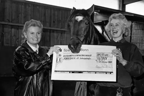 Prominenter Gast: Im Jahr 1994 überreichte Hannelore Kohl eine Spende ihrer Stiftung über 17.400 Mark. Mit dem Geld wurde das Th