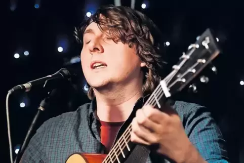 John Blek spielt mit Hingabe – und reißt zwischendurch Witze.