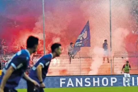 Weil das Aufstiegsspiel gegen Uerdingen im vergangenen Sommer wegen Fan-Ausschreitungen abgebrochen wurde, wurde der SV Waldhof 