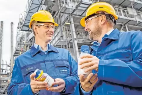 Stefan Gräter (links), Projektleiter chemisches Recycling, und Andreas Kicherer, Experte für Nachhaltigkeit der BASF, zeigen ein