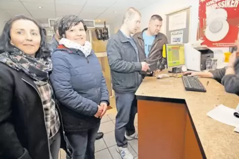 Mit Vorfreude gehen sie in den russischen Katastrophenfilm „Abgerissen“ ins Pirmasenser Walhalla (von links) Nadja Del, Natalja 