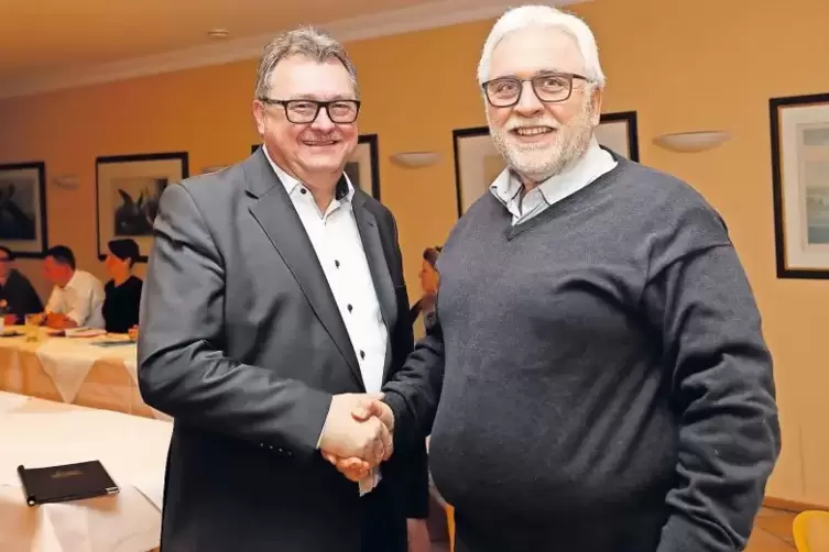 Glückwünsche nach der Wahl: Lingenfelds CDU-Vorsitzender Peter Beyer gratuliert Erwin Leuthner (rechts).