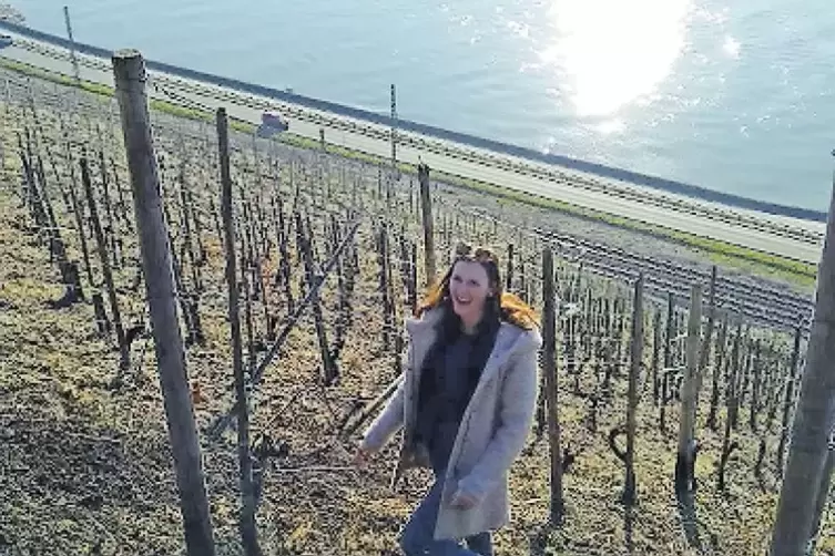 Inga Storck am Mittelrhein: Die Deutsche Weinprinzessin genießt die Landschaft.