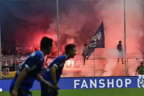 Pyros beim Aufstiegsspiel – der Regelverstoß durch die Fans führte zum Abbruch. Foto: Kunz