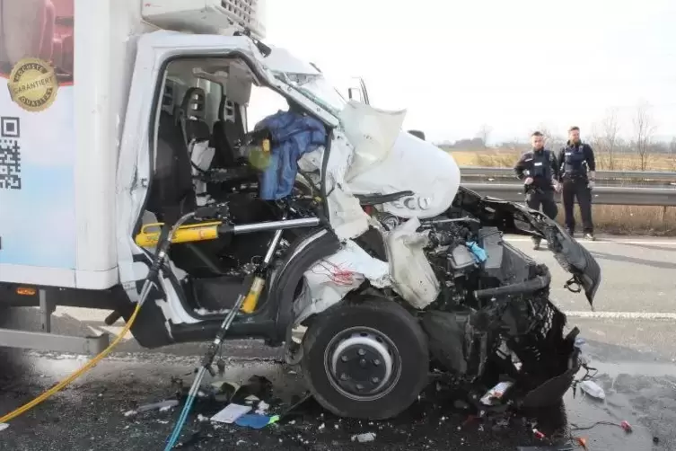 Der Beifahrer des Transporter war eingeklemmt. Foto: Polizei/frei