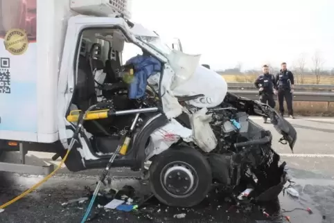 Der Beifahrer des Transporter war eingeklemmt. Foto: Polizei/frei