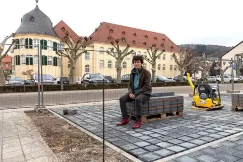 Ursula Schulz vermisst auf dem Parkplatz die Aussparungen für die Bäume. Laut Bebauungsplan müssen dort zwölf Bäume gepflanzt we