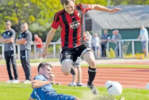 Die SG Limburgerhof, im Bild mit Jonas Kiefer (gestreiftes Trikot) gegen Schifferstadts Tobias Lüken, hat erst eine Partie verlo