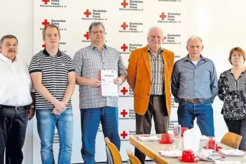 Der Vorsitzende des DRK-Ortsvereins, Walter Oßwald, die Geehrten Patrick Roth, Martin Stuppert, Ludwig Pfanger und Berno Ochsenr