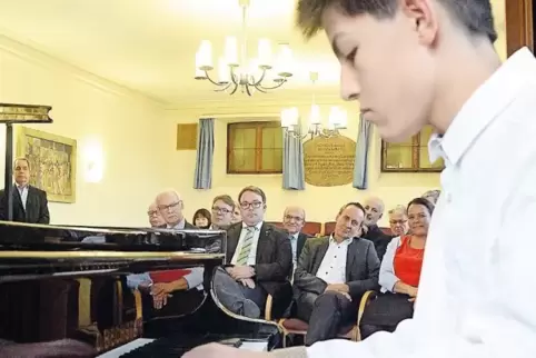 Philipp Frass am Klavier demonstrierte beim Besuch von Kulturminister Konrad Wolf (2. von rechts) den hohen Standard der Musiksc